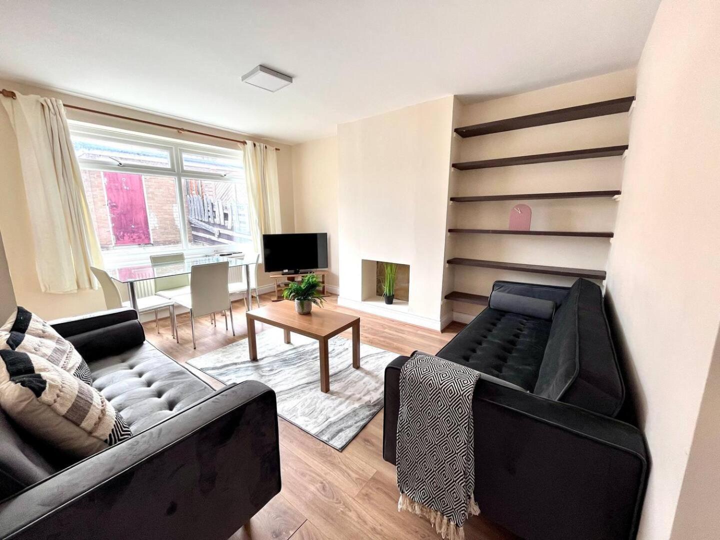 Central 4 Bedroom House With Driveway นิวคาสเซิล อะพอน ไทน์ ภายนอก รูปภาพ